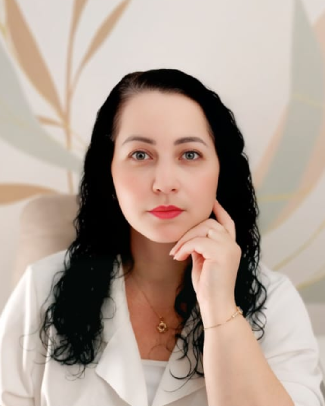 Mulher confiante olhando no espelho