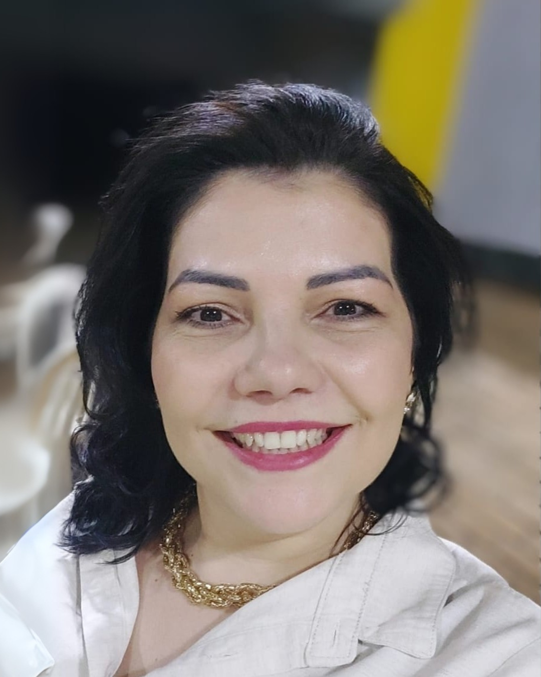 Mulher confiante olhando no espelho